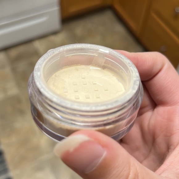 Laura Mercier Translucent Setting Powder - Picture 3 of 3